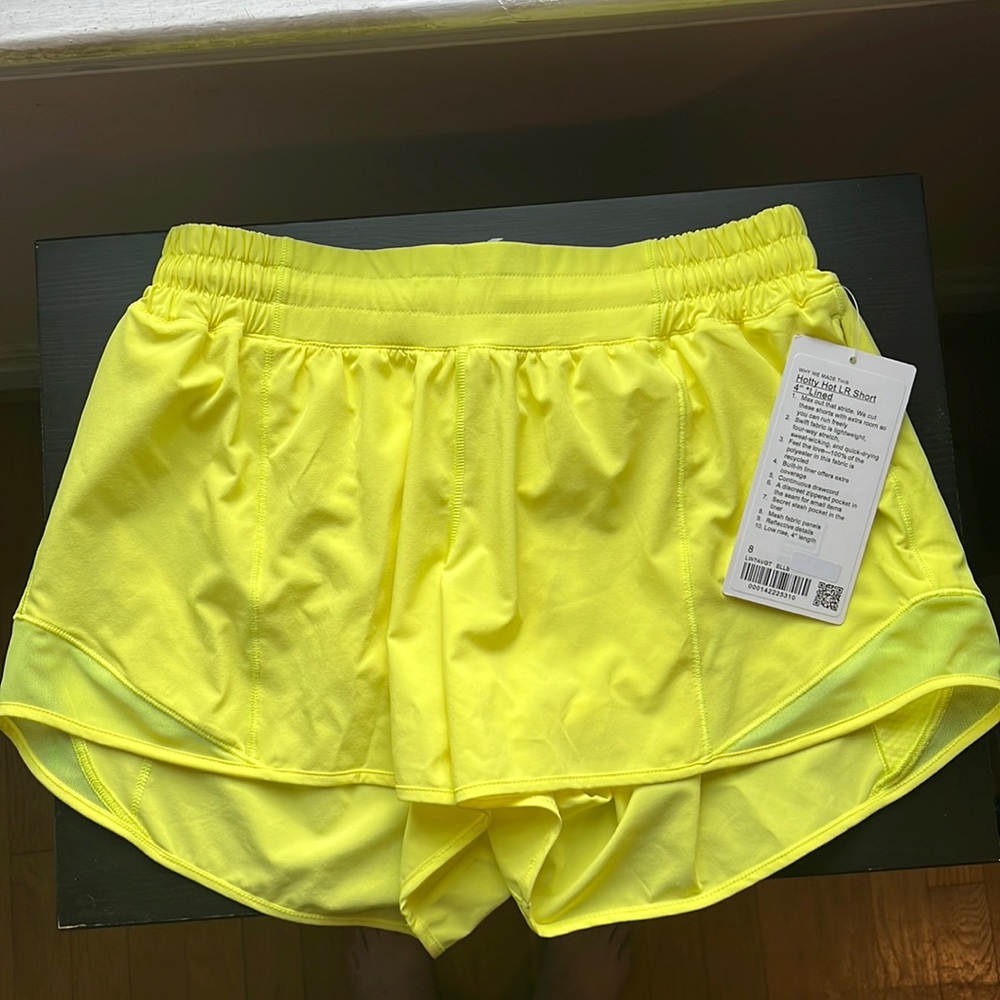 NWT! HOTTY HOT LOW-RISE LINED SHORT 4"
Electric Lemon
Size: 8